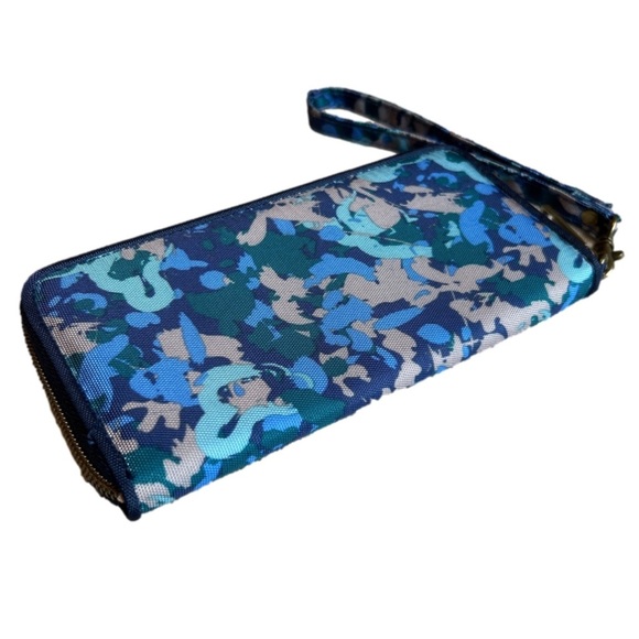 Travelon RFID Blocking wallet - Picture 2 of 5